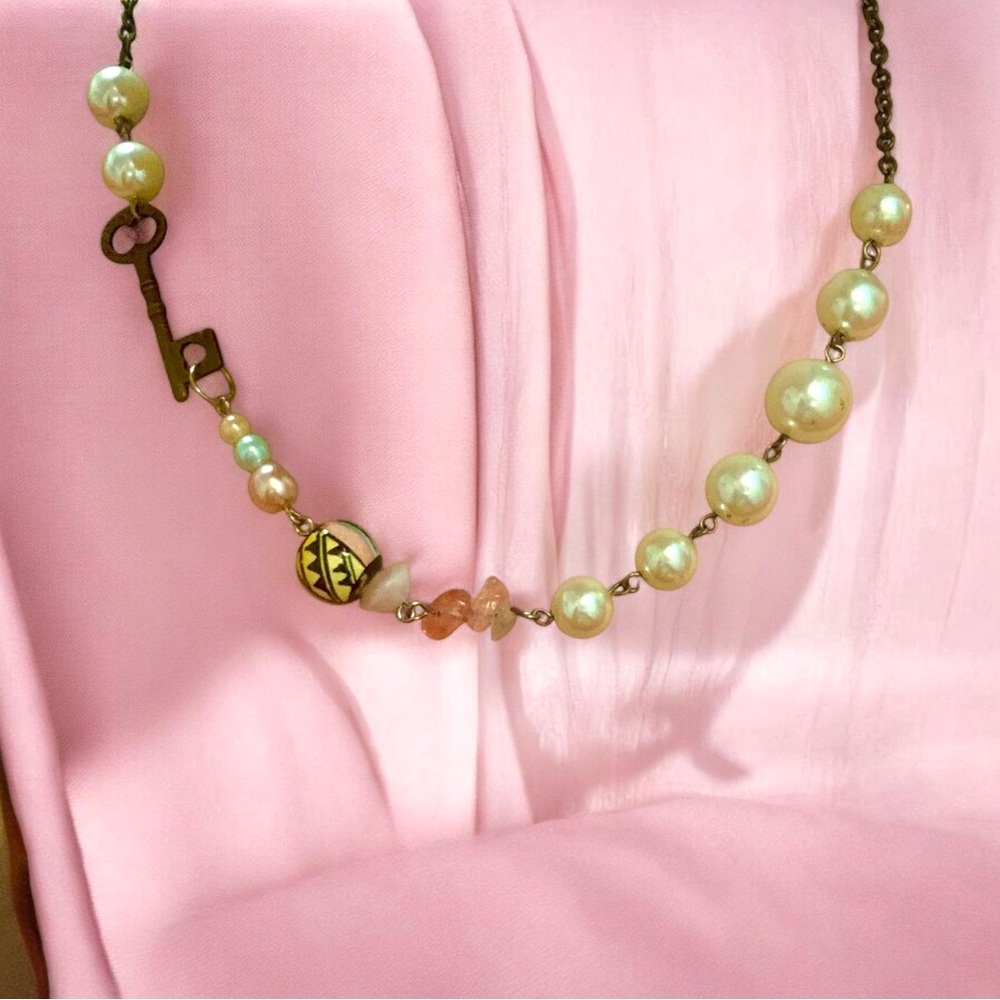 Unique pearl and chain necklace